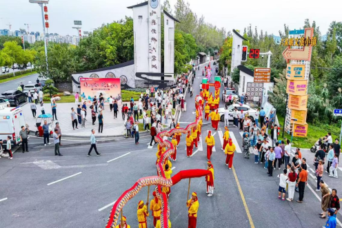 安徽肥東舞“洋蛇燈”賀雙節(jié)